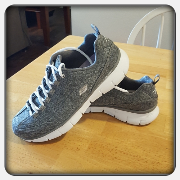 EUC Woman's Grey Skechers Tennis Shoes Size 10M - Picture 7 of 8